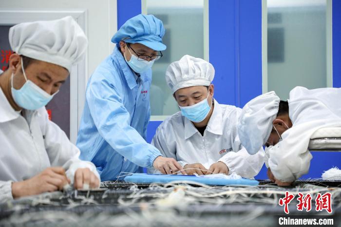 中國電科研究人員開展半剛性太陽電池陣相關(guān)研究測(cè)試。　中國電科 供圖