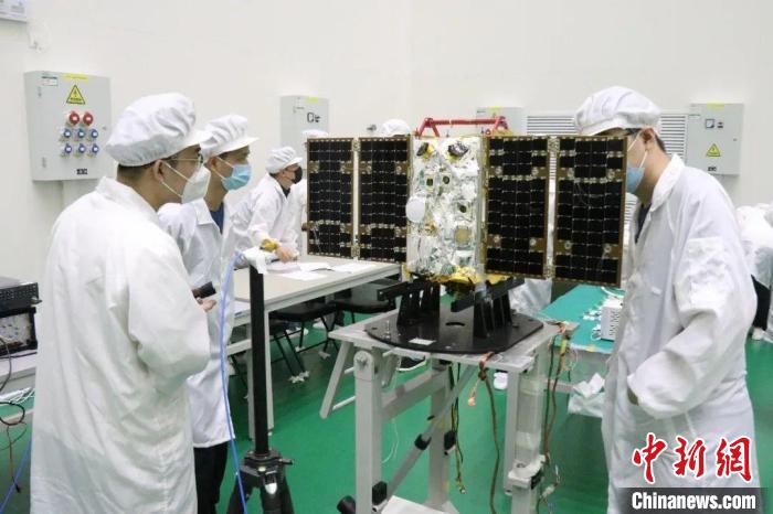 圖為大連1號—連理衛(wèi)星試驗(yàn)中?！〈筮B理工大學(xué)供圖