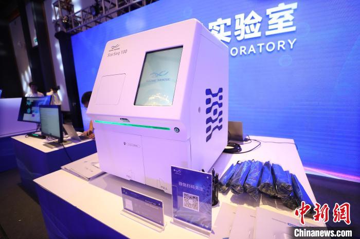 圖為發(fā)布會上展示的科技產品?！±祖I 攝