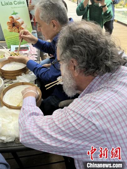 外交官們體驗(yàn)做立夏餅?！∪A東師范大學(xué)供圖