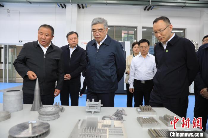 民進中央常務(wù)副主席朱永新率調(diào)研組赴四川開展重點考察調(diào)研。圖為在四川工程職業(yè)技術(shù)學院考察調(diào)研?！∶襁M中央供圖