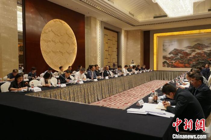 民進中央主席蔡達峰近日率調(diào)研組赴江蘇開展重點考察調(diào)研。圖為在調(diào)研座談會現(xiàn)場?！∶襁M中央供圖