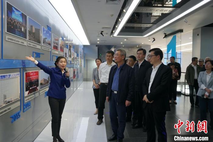 民進中央主席蔡達峰近日率調(diào)研組赴江蘇開展重點考察調(diào)研。圖為在江陰實地考察雙良集團有限公司?！O權(quán) 攝
