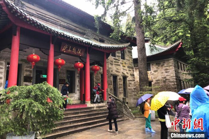 圖為在廬山抗戰(zhàn)博物館外，有不少等待參觀的游客?！蛆i泉 攝