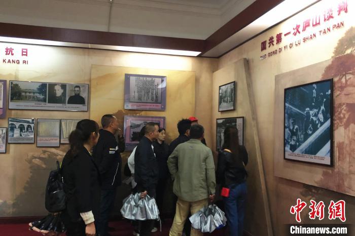 圖為游客在廬山抗戰(zhàn)博物館內(nèi)參觀。　吳鵬泉 攝