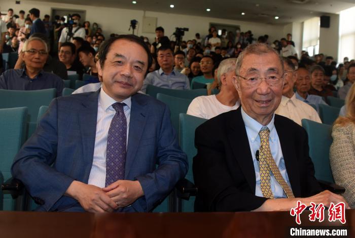 高能論壇開始前，丁肇中先生(右)與主持論壇的中科院高能所所長王貽芳院士合影?！?lt;a target='_blank' href='/'><p  align=