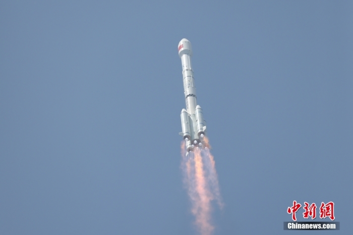 5月17日10時(shí)49分，我國(guó)在西昌衛(wèi)星發(fā)射中心用長(zhǎng)征三號(hào)乙運(yùn)載火箭，成功發(fā)射第五十六顆北斗導(dǎo)航衛(wèi)星。該衛(wèi)星屬地球靜止軌道衛(wèi)星，是我國(guó)北斗三號(hào)工程的首顆備份衛(wèi)星。入軌并完成在軌測(cè)試后，將接入北斗衛(wèi)星導(dǎo)航系統(tǒng)。此次發(fā)射是北斗三號(hào)工程高密度組網(wǎng)之后，時(shí)隔3年的首發(fā)任務(wù)。朱磊 攝