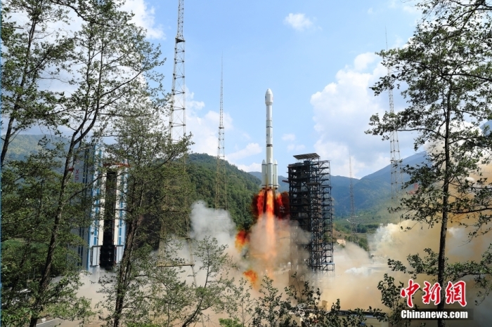 5月17日10時(shí)49分，我國(guó)在西昌衛(wèi)星發(fā)射中心用長(zhǎng)征三號(hào)乙運(yùn)載火箭，成功發(fā)射第五十六顆北斗導(dǎo)航衛(wèi)星。該衛(wèi)星屬地球靜止軌道衛(wèi)星，是我國(guó)北斗三號(hào)工程的首顆備份衛(wèi)星。入軌并完成在軌測(cè)試后，將接入北斗衛(wèi)星導(dǎo)航系統(tǒng)。此次發(fā)射是北斗三號(hào)工程高密度組網(wǎng)之后，時(shí)隔3年的首發(fā)任務(wù)。楊志遠(yuǎn) 攝
