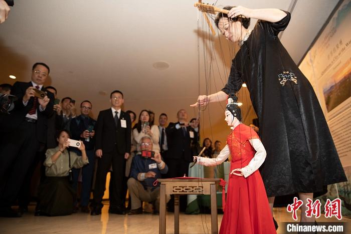 當(dāng)?shù)貢r(shí)間5月19日，中國(guó)常駐聯(lián)合國(guó)代表團(tuán)、中國(guó)文化和旅游部、泉州市人民政府在紐約聯(lián)合國(guó)總部聯(lián)合舉辦“茶和天下·雅集”主題展覽和招待會(huì)。圖為展覽表演泉州提線木偶寫書法。 <a target='_blank' href='/' _fcksavedurl='/'><p  align=