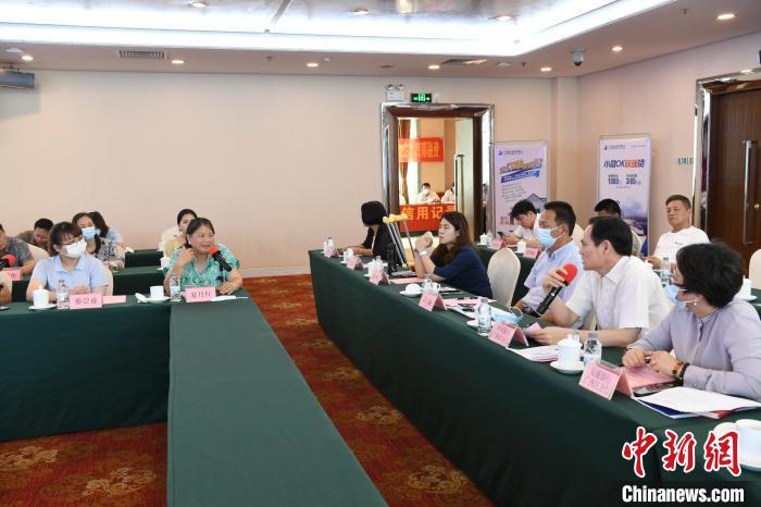 圖為中國(guó)銀行廣西分行代表在回應(yīng)桂林歸義生態(tài)農(nóng)業(yè)有限公司總經(jīng)理夏月紅的貸款需求?！∈Y雪林 攝