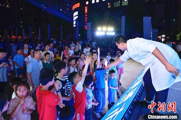 2023年鷹潭市“好奇心”科普節(jié)吸引了不少孩子踴躍參與?！≈鬓k方 供圖