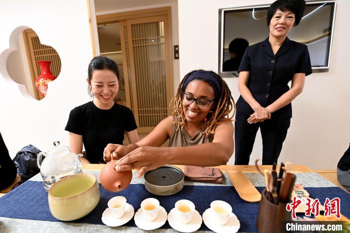 代表團(tuán)成員在漳州古城體驗(yàn)中國(guó)茶文化?！埥鸫?攝