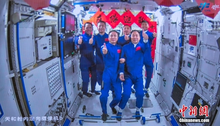 圖為神舟十五號(hào)航天員乘組與神舟十六號(hào)航天員乘組“全家?！?。中國(guó)載人航天工程辦公室 供圖