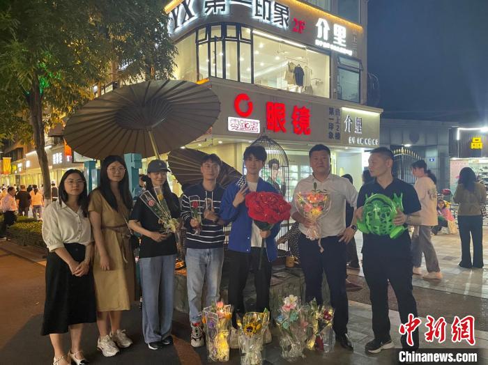 在東陽橫店，宣講團(tuán)導(dǎo)師、成員與橫店演員(右三)合影?！?東陽市融媒體中心 供圖