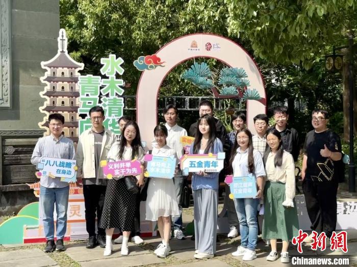 宣講團(tuán)成員在永康市合影?！吴晫?攝