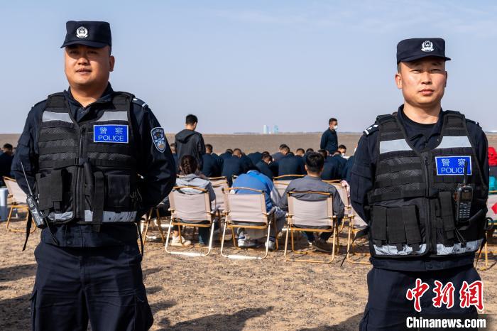 圖為承擔(dān)神舟十六號載人飛船安保任務(wù)的移民管理警察?！∨ｖ?攝