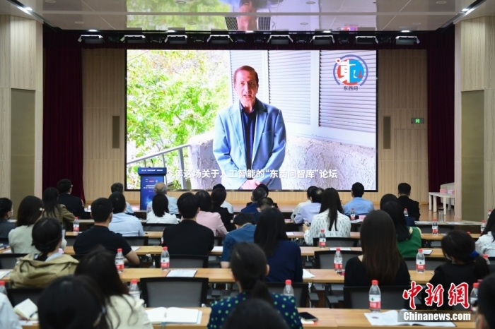 5月30日，<a target='_blank' href='/'>中新社</a>第二屆“東西問(wèn)智庫(kù)”主題論壇在北京舉行，多位中外專家圍繞“AI革命與文明進(jìn)化”展開(kāi)討論。圖為美國(guó)加州理工學(xué)院電氣工程和計(jì)算機(jī)科學(xué)教授、人工智能專家亞瑟·阿布-穆斯塔法通過(guò)視頻在論壇上作主旨演講。<a target='_blank' href='/'>中新社</a>記者 田雨昊 攝