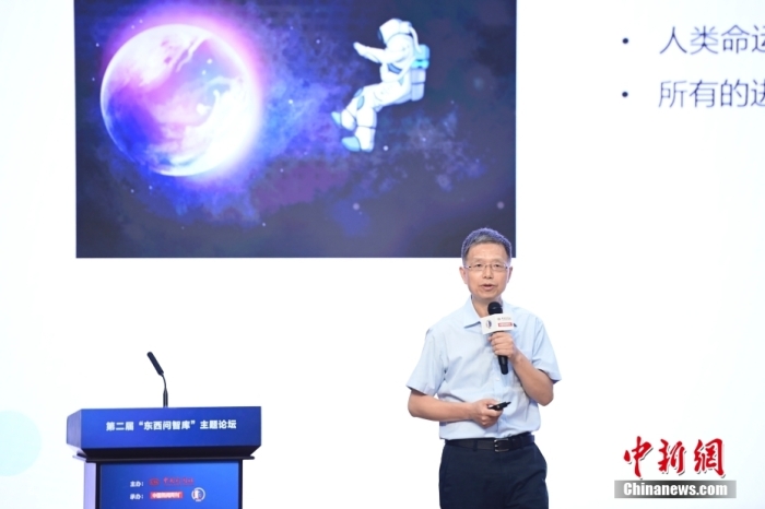 5月30日，<a target='_blank' href='/'>中新社</a>第二屆“東西問(wèn)智庫(kù)”主題論壇在北京舉行，多位中外專家圍繞“AI革命與文明進(jìn)化”展開(kāi)討論。圖為北京大學(xué)新聞與傳播學(xué)院教授胡泳在論壇上作主旨演講。<a target='_blank' href='/'>中新社</a>記者 田雨昊 攝