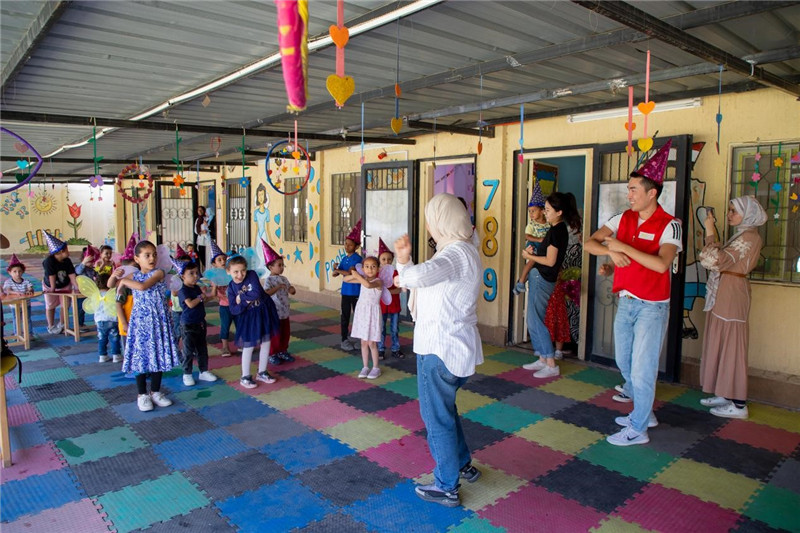 圖為中埃青年志愿者在埃及新開羅幼兒園開展“志愿服務(wù)伴成長(zhǎng)，中埃攜手慶六一”活動(dòng)。中建埃及分公司供圖