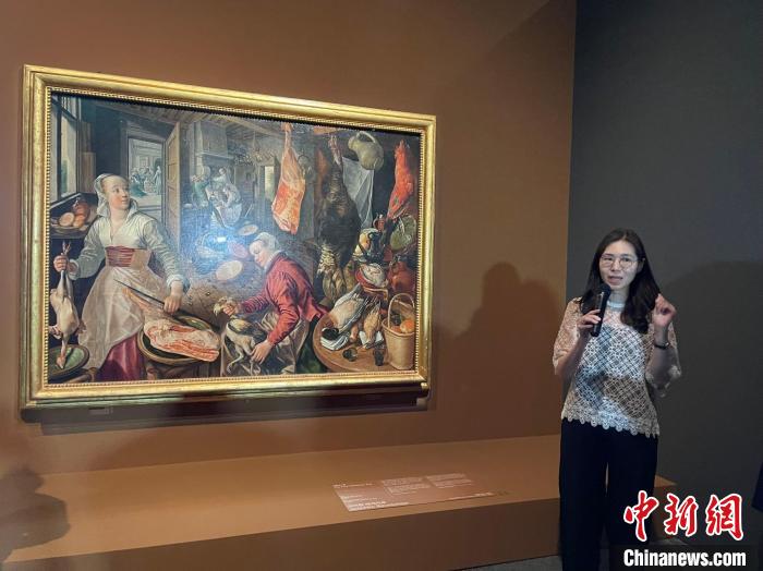 當(dāng)?shù)貢r間6月1日，韓國國立中央博物館講解員在向游客講解畫作?！∪f佳欣 攝