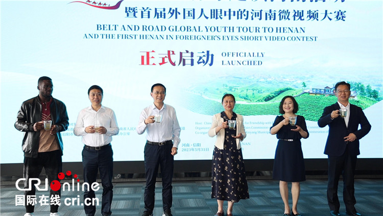 與會嘉賓共同舉杯啟動活動。賈親親 攝