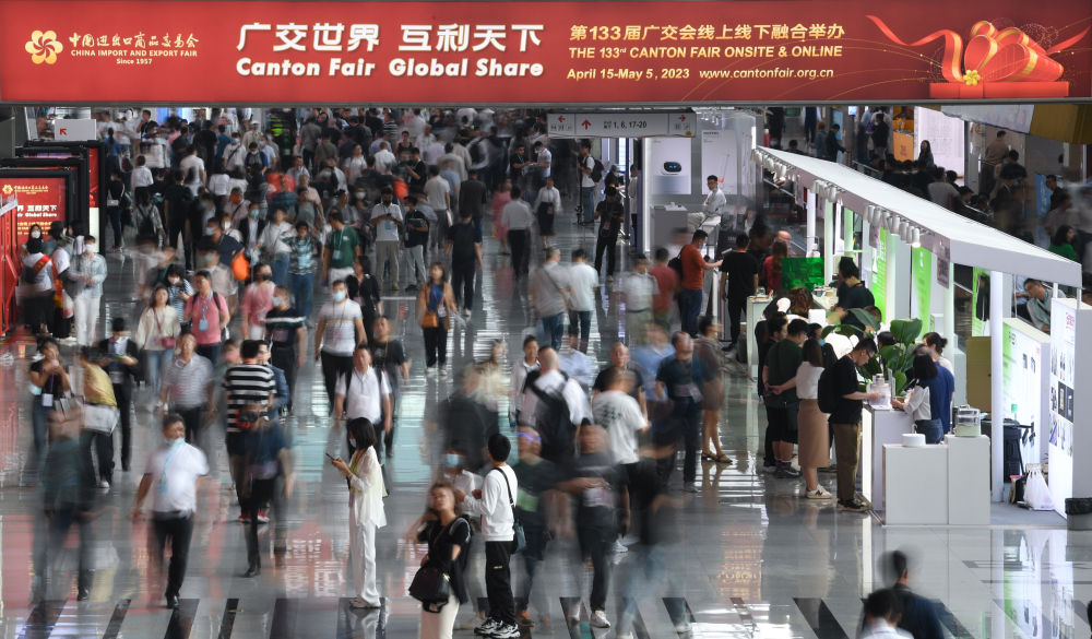這是4月15日拍攝的廣交會現(xiàn)場。第133屆中國進(jìn)出口商品交易會（廣交會）全面恢復(fù)線下展，吸引220多個(gè)國家和地區(qū)的數(shù)十萬采購商報(bào)名參會。新華社記者 鄧華 攝