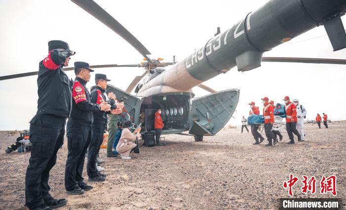 圖為阿拉善邊境管理支隊民警目送航天員登機(jī)離開?！缇?攝
