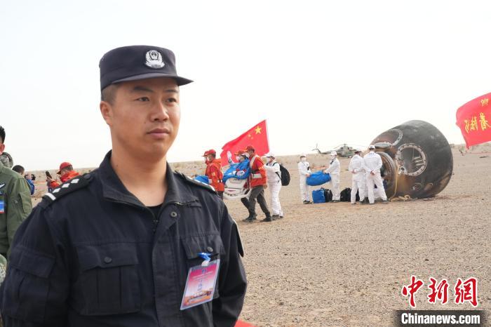 圖為阿拉善邊境管理支隊民警在著陸場開展安保工作?！埥?攝
