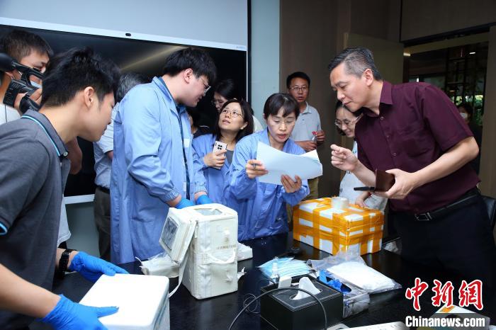 科研人員清點(diǎn)、查看隨神舟十五號(hào)返回地面的空間科學(xué)實(shí)驗(yàn)樣品?！≈锌圃嚎臻g應(yīng)用中心 供圖