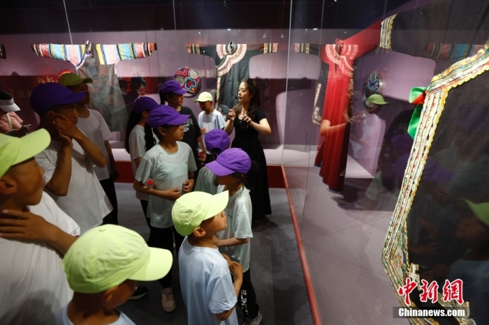 圖為藏族青少年們參觀民族博物館。<a target='_blank' href='/' _fcksavedurl='/'><p  align=
