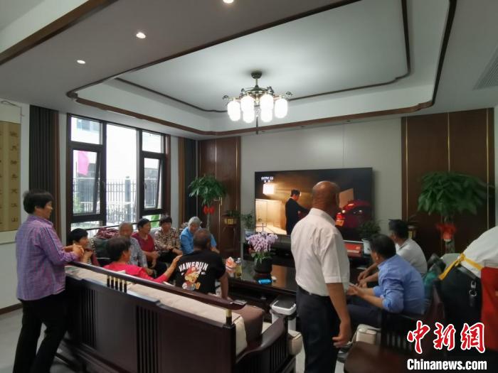 親友們集中在費俊龍家中觀看返程的視頻?！＄娚?攝
