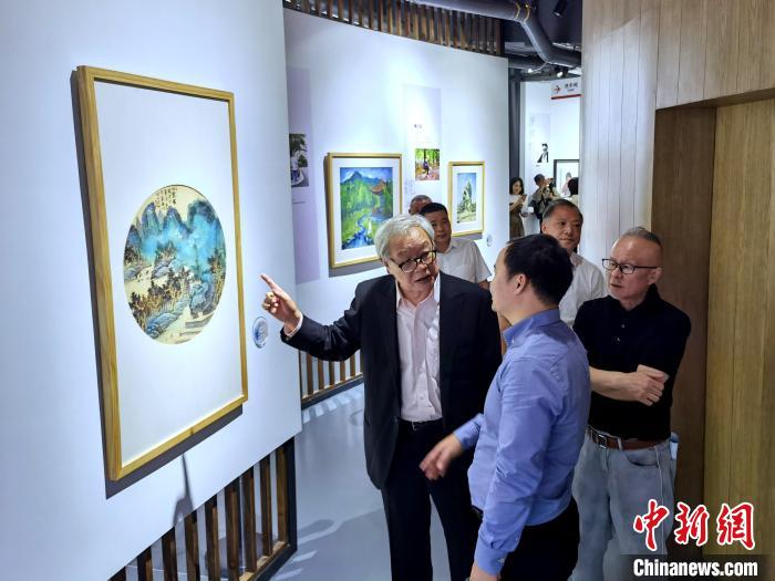 海峽兩岸藝術(shù)家畫展上，藝術(shù)家進(jìn)行藝術(shù)交流。　付敬懿 攝