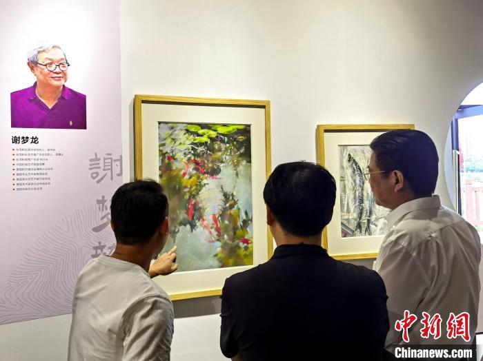 “求同存藝——海峽兩岸藝術(shù)家畫展”展出百余幅兩岸藝術(shù)家畫作?！「毒窜?攝