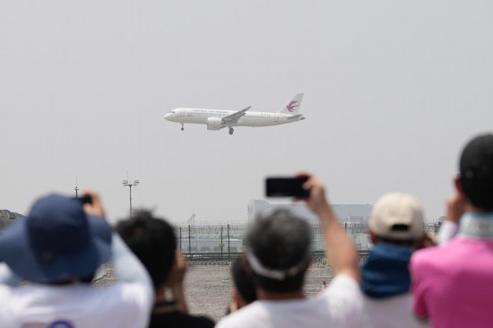 5月28日，C919首個商業(yè)航班東航MU9191飛抵北京首都國際機(jī)場。新華社記者鞠煥宗攝