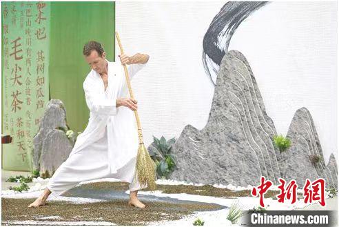 圖為《信陽(yáng)毛尖·茶舞》沉浸式藝術(shù)表演?！⌒抨?yáng)市委宣傳部供圖