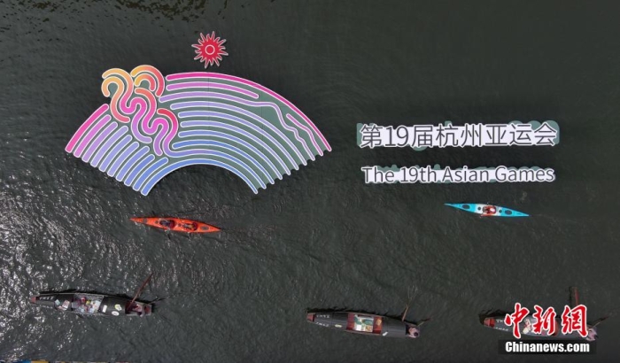 資料圖為烏篷船和皮劃艇從杭州亞運(yùn)會(huì)標(biāo)識(shí)前劃過。王剛 攝