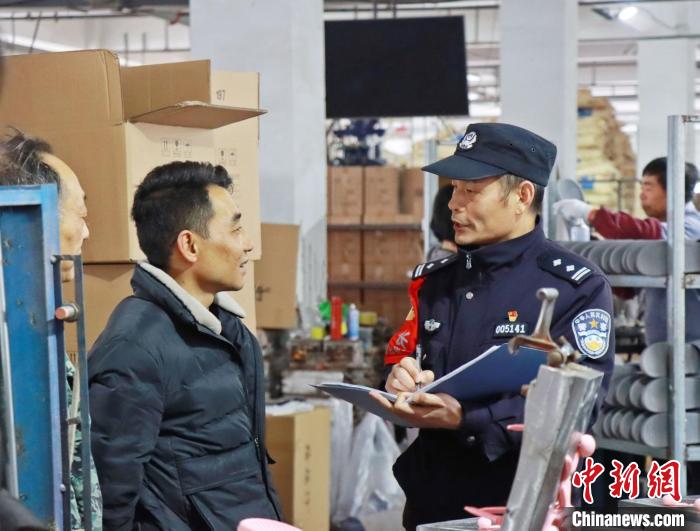 3月30日，大興派出所民警來(lái)到轄區(qū)中小企業(yè)，開(kāi)展“為民為企為項(xiàng)目”走訪活動(dòng)。　合肥警方供圖