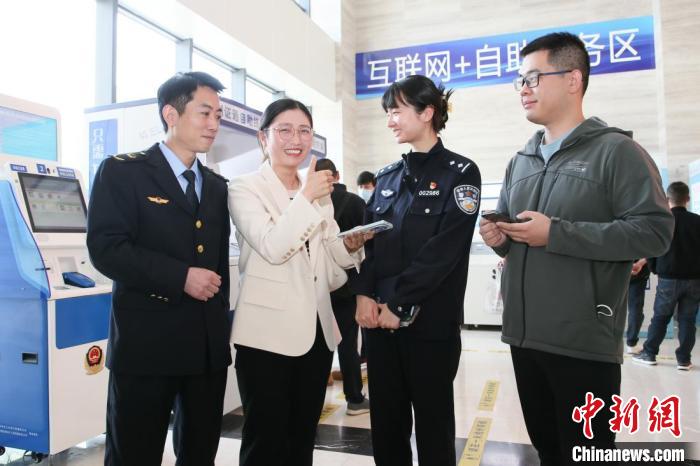 4月10日，安徽合肥，一家運(yùn)輸企業(yè)負(fù)責(zé)人在工作人員的指導(dǎo)下，使用小程序辦理車管業(yè)務(wù)。　合肥警方供圖