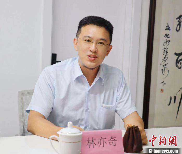 臺(tái)灣創(chuàng)新聯(lián)合建筑協(xié)會(huì)理事長林亦奇講述設(shè)立驛站愿景?！窃式?攝
