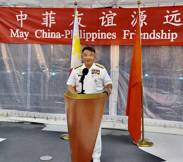 菲海軍司令阿達奇代表菲馬科斯總統(tǒng)歡迎“戚繼光”艦到訪。中國駐菲律賓大使館供圖
