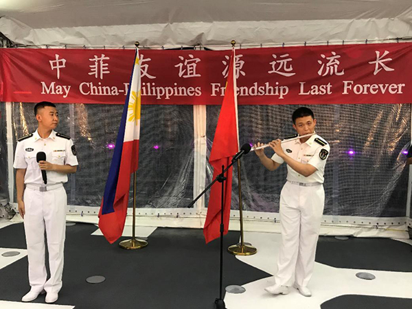 艦上官兵表演歌舞、民樂、武術等節(jié)目。中國駐菲律賓大使館供圖