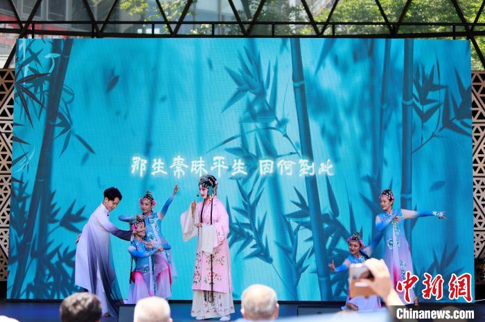 開幕式上舞臺展演之一《水舞昆韻》。