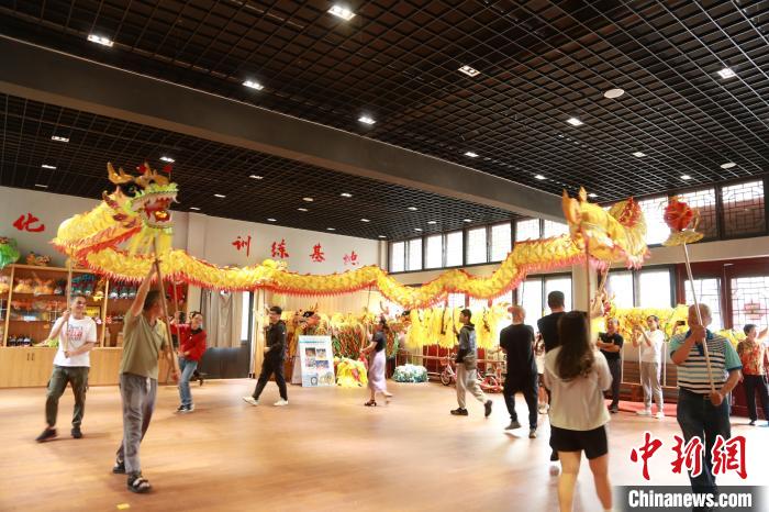 臺(tái)胞臺(tái)屬體驗(yàn)舞龍。　周蔚娜供圖