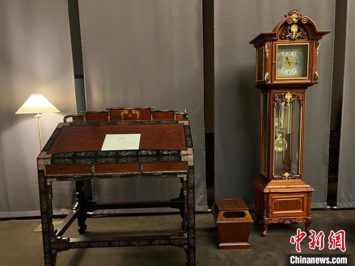 圖為春秋館展覽陳設(shè)的青瓦臺家具?！⑿?攝