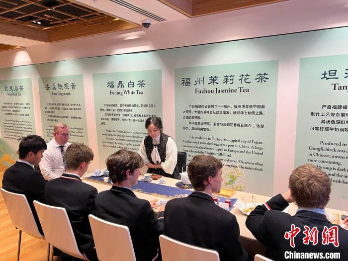 澳大利亞悉尼中學生參加“茶和天下”雅集文化體驗活動?！☆檿r宏 攝