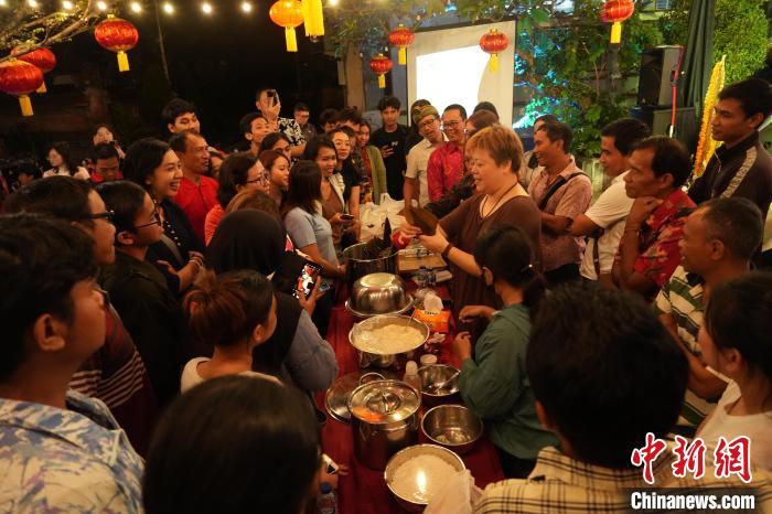 現(xiàn)場包粽子教學(xué)。陶暹光攝