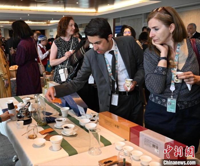 現(xiàn)場觀眾觀看中國展臺茶藝表演、了解茶文化?！【笜?攝