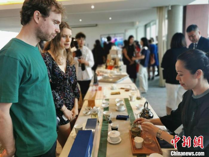現(xiàn)場觀眾觀看中國展臺茶藝表演、了解茶文化?！【笜?攝