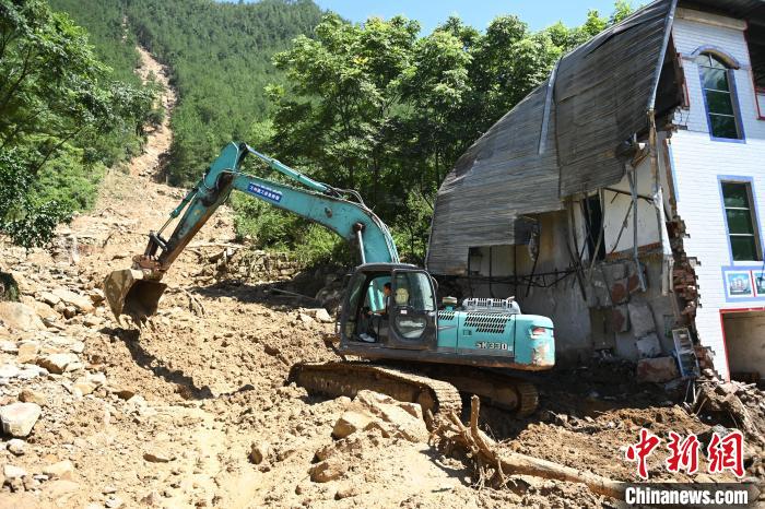 圖為重慶萬州救援現(xiàn)場。　陳超 攝