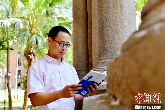 圖為福建師范大學(xué)教育學(xué)院臺灣教師陳昭志正在看書?！蚊?攝